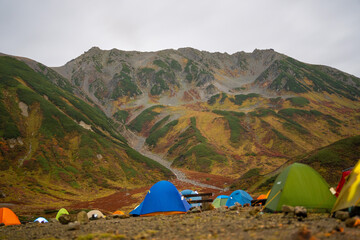 富山県立山町にある立山の紅葉の時期の早朝の風景 Early morning view of Tateyama in Tateyama Town, Toyama Prefecture, Japan, during the season of autumn leaves. 