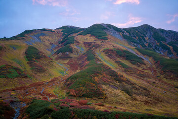 富山県立山町にある立山の紅葉の時期の早朝の風景 Early morning view of Tateyama in Tateyama Town, Toyama Prefecture, Japan, during the season of autumn leaves. 