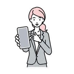立ってスマートフォンを指差してこちらに向けて見せているスーツの女性
