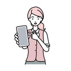 立ってスマートフォンを指差してこちらに向けて見せている事務員制服の女性