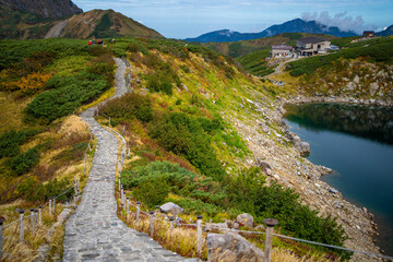 Obraz premium 富山県立山町の立山にあるみくりが池周辺の秋の紅葉の季節の風景 Scenery of autumn leaves around Mikurigaike Pond in Tateyama, Tateyama Town, Toyama Prefecture, Japan. 