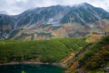 富山県立山町の立山にあるみくりが池周辺の秋の紅葉の季節の風景 Scenery of autumn leaves around Mikurigaike Pond in Tateyama, Tateyama Town, Toyama Prefecture, Japan. 