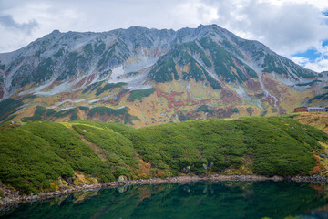 富山県立山町の立山にあるみくりが池周辺の秋の紅葉の季節の風景 Scenery of autumn leaves around Mikurigaike Pond in Tateyama, Tateyama Town, Toyama Prefecture, Japan. 