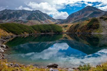 富山県立山町の立山にあるみくりが池周辺の秋の紅葉の季節の風景 Scenery of autumn leaves around Mikurigaike Pond in Tateyama, Tateyama Town, Toyama Prefecture, Japan. 