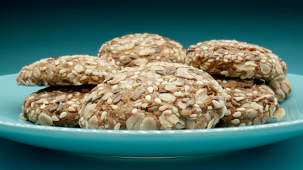 MACRO: Oatmeal cookies on a blue dish
