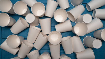 ZERO WASTE: Many paper cups on a blue table, Top view - 460215192