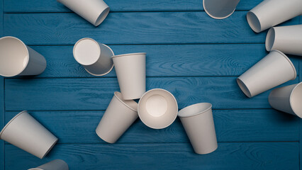 ZERO WASTE: Several paper cups on a blue table, Top view - 460215193