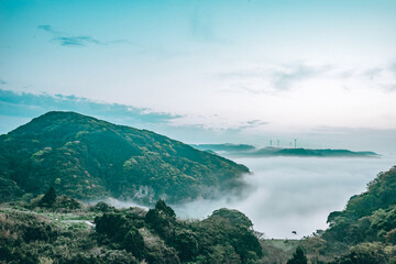 夜明け　山々にかかる雲海