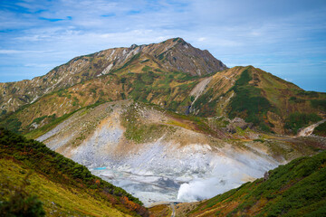 富山県立山町の立山の秋の紅葉の季節に登山している風景 Scenery of climbing Tateyama Mountain in Tateyama Town, Toyama Prefecture, Japan during the season of autumn leaves. 