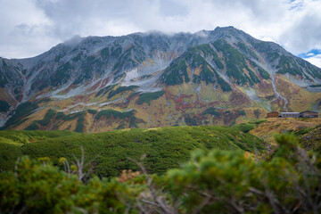 富山県立山町の立山の秋の紅葉の季節に登山している風景 Scenery of climbing Tateyama Mountain in Tateyama Town, Toyama Prefecture, Japan during the season of autumn leaves. 