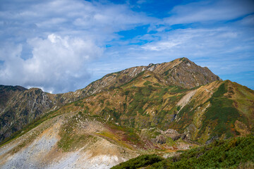 富山県立山町の立山の秋の紅葉の季節に登山している風景 Scenery of climbing Tateyama Mountain in Tateyama Town, Toyama Prefecture, Japan during the season of autumn leaves. 