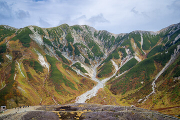 富山県立山町の立山の秋の紅葉の季節に登山している風景 Scenery of climbing Tateyama Mountain in Tateyama Town, Toyama Prefecture, Japan during the season of autumn leaves. 