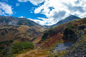 富山県立山町の立山の秋の紅葉の季節に登山している風景 Scenery of climbing Tateyama Mountain in Tateyama Town, Toyama Prefecture, Japan during the season of autumn leaves. 
