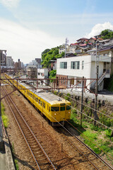Fototapeta na wymiar 尾道の街並みと山陽線の列車