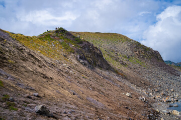 富山県立山町の立山の秋の紅葉の季節に登山している風景 Scenery of climbing Tateyama Mountain in Tateyama Town, Toyama Prefecture, Japan during the season of autumn leaves. 