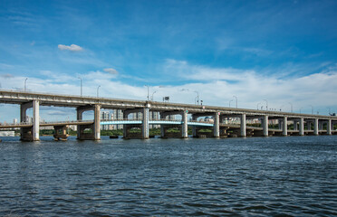 Obraz premium 大河の橋