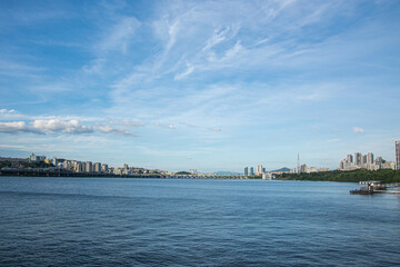 川がある都会のパノラマ