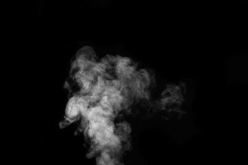 Fragment des weißen heißen gelockten Dampfrauches lokalisiert auf einem schwarzen Hintergrund. Erstellen Sie mystische Halloween-Fotos.