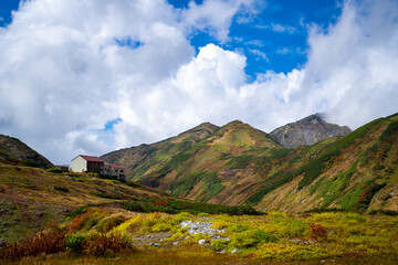 富山県立山町の立山の秋の紅葉の季節に登山している風景 Scenery of climbing Tateyama Mountain in Tateyama Town, Toyama Prefecture, Japan during the season of autumn leaves. 