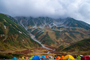 富山県立山町の立山の秋の紅葉の季節に登山している風景 Scenery of climbing Tateyama Mountain in Tateyama Town, Toyama Prefecture, Japan during the season of autumn leaves. 