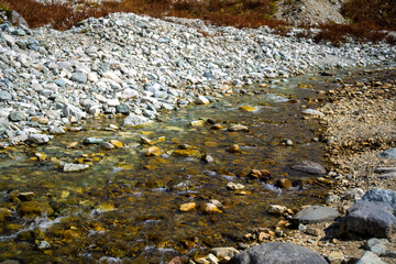 富山県立山町の立山の秋の紅葉の季節に登山している風景 Scenery of climbing Tateyama Mountain in Tateyama Town, Toyama Prefecture, Japan during the season of autumn leaves. 