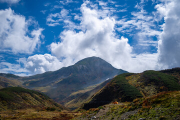 富山県立山町の立山の秋の紅葉の季節に登山している風景 Scenery of climbing Tateyama Mountain in Tateyama Town, Toyama Prefecture, Japan during the season of autumn leaves. 