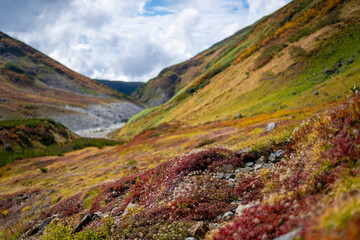 富山県立山町の立山の秋の紅葉の季節に登山している風景 Scenery of climbing Tateyama Mountain in Tateyama Town, Toyama Prefecture, Japan during the season of autumn leaves. 