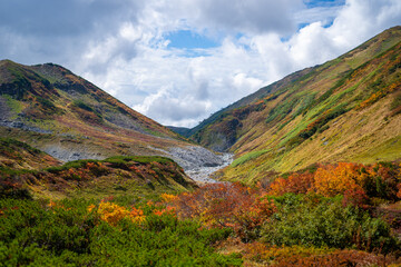 富山県立山町の立山の秋の紅葉の季節に登山している風景 Scenery of climbing Tateyama Mountain in Tateyama Town, Toyama Prefecture, Japan during the season of autumn leaves. 