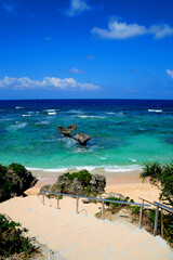 南国沖縄で有名なパワースポット　恋人たちに人気のハート型の奇岩が立つハートロックビーチ