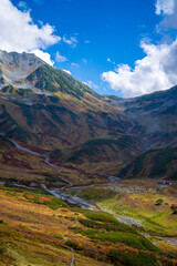 富山県立山町の立山の秋の紅葉の季節に登山している風景 Scenery of climbing Tateyama Mountain in Tateyama Town, Toyama Prefecture, Japan during the season of autumn leaves. 