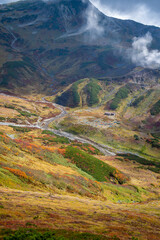富山県立山町の立山の秋の紅葉の季節に登山している風景 Scenery of climbing Tateyama Mountain in Tateyama Town, Toyama Prefecture, Japan during the season of autumn leaves. 