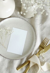 Blank paper sheet cards mockup on minimal table place setting top view on beige linen tablecloth. ...