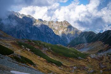 富山県立山町の立山の秋の紅葉の季節に登山している風景 Scenery of climbing Tateyama Mountain in Tateyama Town, Toyama Prefecture, Japan during the season of autumn leaves. 