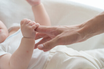 父親の手と赤ちゃんの手　パーツ