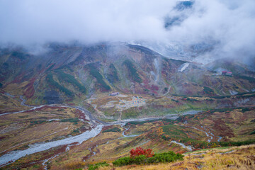 富山県立山町の立山の秋の紅葉の季節に登山している風景 Scenery of climbing Tateyama Mountain in Tateyama Town, Toyama Prefecture, Japan during the season of autumn leaves. 