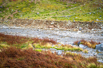 富山県立山町の立山の秋の紅葉の季節に登山している風景 Scenery of climbing Tateyama Mountain in Tateyama Town, Toyama Prefecture, Japan during the season of autumn leaves. 