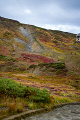 富山県立山町の立山の秋の紅葉の季節に登山している風景 Scenery of climbing Tateyama Mountain in Tateyama Town, Toyama Prefecture, Japan during the season of autumn leaves. 