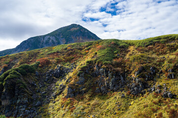 富山県立山町の立山の秋の紅葉の季節に登山している風景 Scenery of climbing Tateyama Mountain in Tateyama Town, Toyama Prefecture, Japan during the season of autumn leaves. 