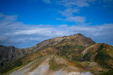 富山県立山町の立山の秋の紅葉の季節に登山している風景 Scenery of climbing Tateyama Mountain in Tateyama Town, Toyama Prefecture, Japan during the season of autumn leaves. 