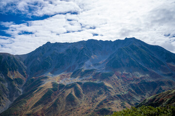 Obraz premium 富山県立山町の立山の秋の紅葉の季節に登山している風景 Scenery of climbing Tateyama Mountain in Tateyama Town, Toyama Prefecture, Japan during the season of autumn leaves. 