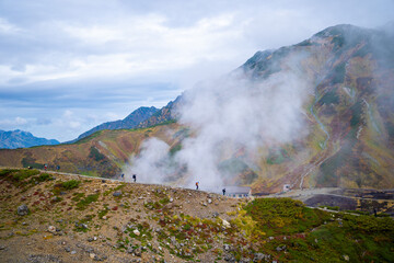 富山県立山町の立山の秋の紅葉の季節に登山している風景 Scenery of climbing Tateyama Mountain in Tateyama Town, Toyama Prefecture, Japan during the season of autumn leaves. 