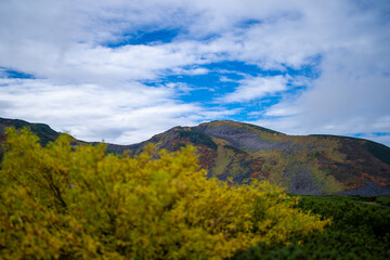 富山県立山町の立山の秋の紅葉の季節に登山している風景 Scenery of climbing Tateyama Mountain in Tateyama Town, Toyama Prefecture, Japan during the season of autumn leaves. 