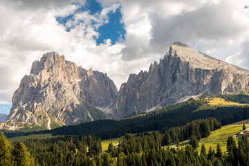 Blick über die Seiser Alm, Alpe di Siusi, auf Langkofel und Plattkofel, Südtirol