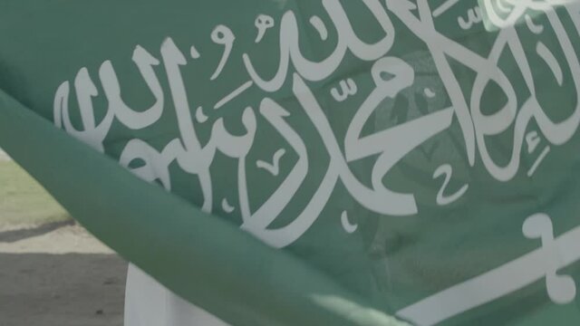 Child running with the Saudi flag 4K