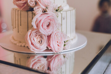 Obraz na płótnie Canvas Beautiful wedding cake decorated with pink roses