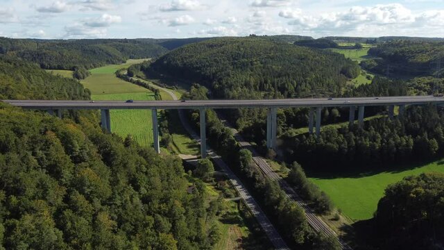 Die Autobahn A81 f&uuml;hrt &uuml;ber die 61 Meter hohe Talbachbr&uuml;cke bei Engen, Baden-W&uuml;rttemberg, Deutschland