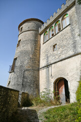 Obraz premium A ruined castle in Carpinone, a rural village in the Molise region of Italy.