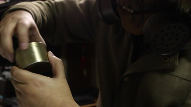 moledor - moliendo - moler marihuana - marihuana - weed - dope