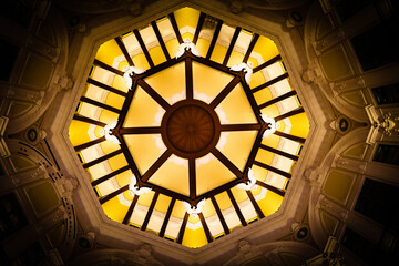 東京駅内の天井オブジェ