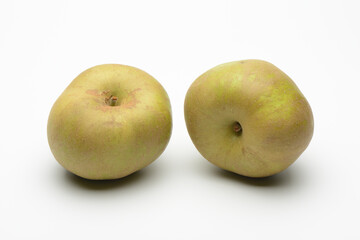 Manzana reineta sobre fondo blanco